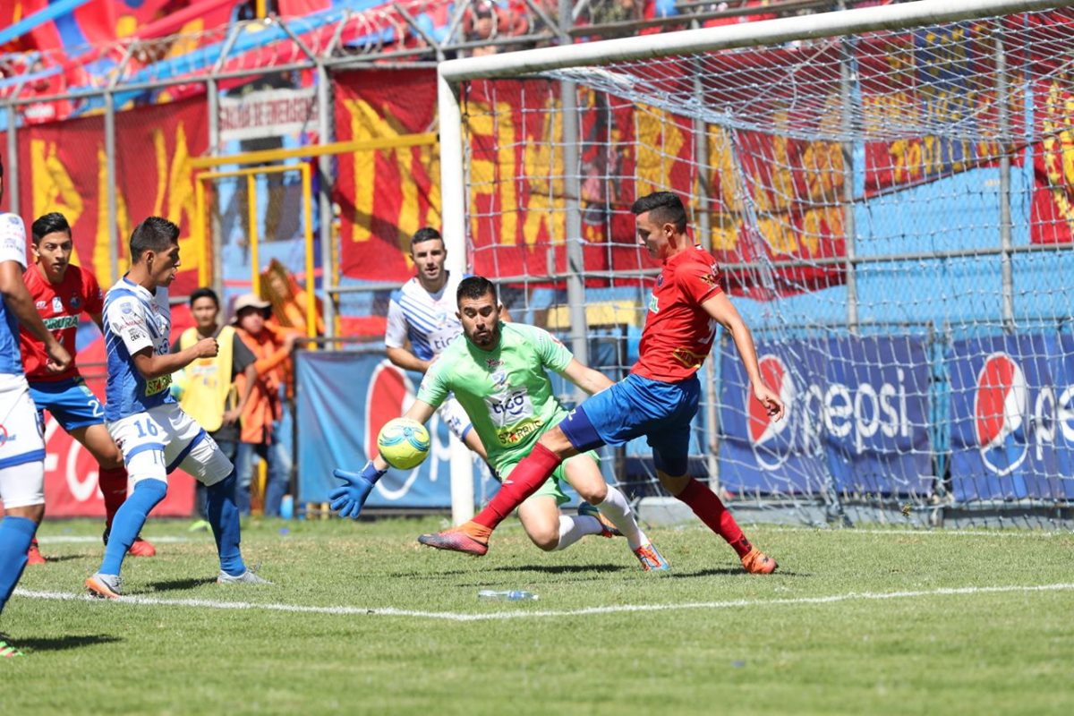 Luis Martínez encendió las esperanzas de Municipal al anotar el primer gol frente a Suchi. (Foto Prensa Libre: Francisco Sánchez)