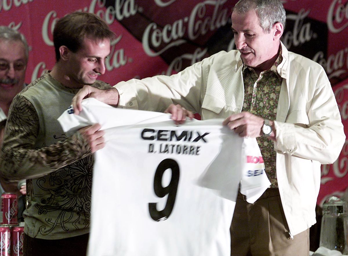 Héctor Tambasco, derecha, recibió a Diego Latorre en su presentación con los cremas el 17 de enero 2003. (Foto Hemeroteca PL).