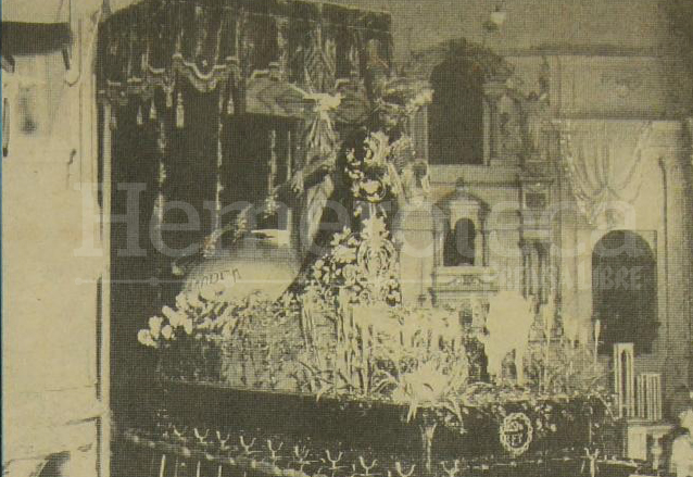 Jesús de Candelaria en su dosel en la primera mitad del siglo XX. (Foto: Hemeroteca PL)