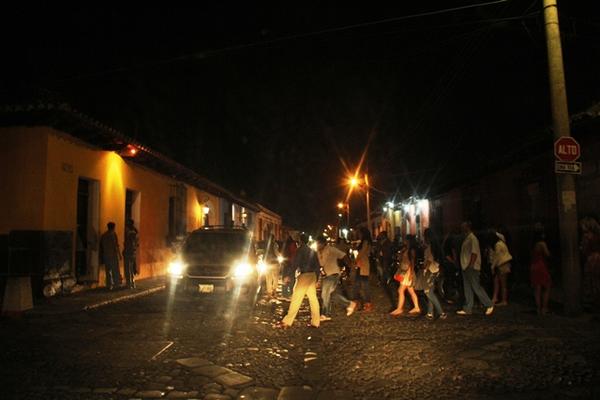 6a. calle  y 5a. avenida, donde se hallan varias discotecas, en Antigua. (Foto Prensa Libre: Miguel López)