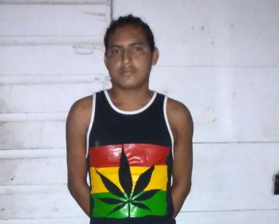 José Iván Alvarado Calderón en el momento de ser trasladado a la Subestación de la PNC de Champerico.(Foto Prensa Libre: Rolando Miranda)