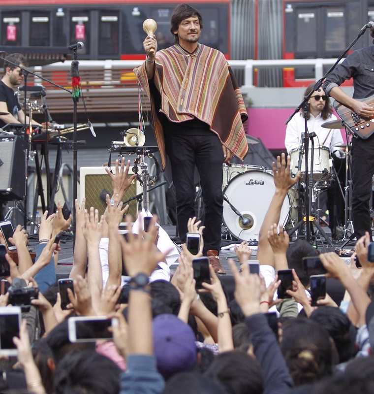Zoé durante el concierto gratuito en la Glorieta de Insurgentes, en la Ciudad de México. (Foto Prensa Libre: EFE)