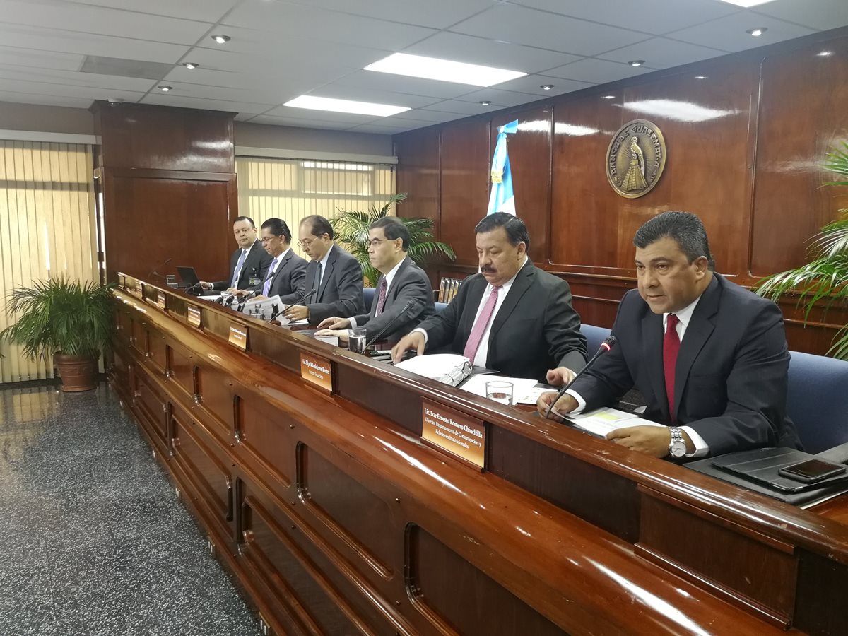 Sergio Recinos (al centro) presidente en funciones del Banguat informó que la Junta Monetaria emitió opinión favorable al endeudamiento público para 2019 en conferencia de prensa. (Foto Prensa Libre: Urías Gamarro)