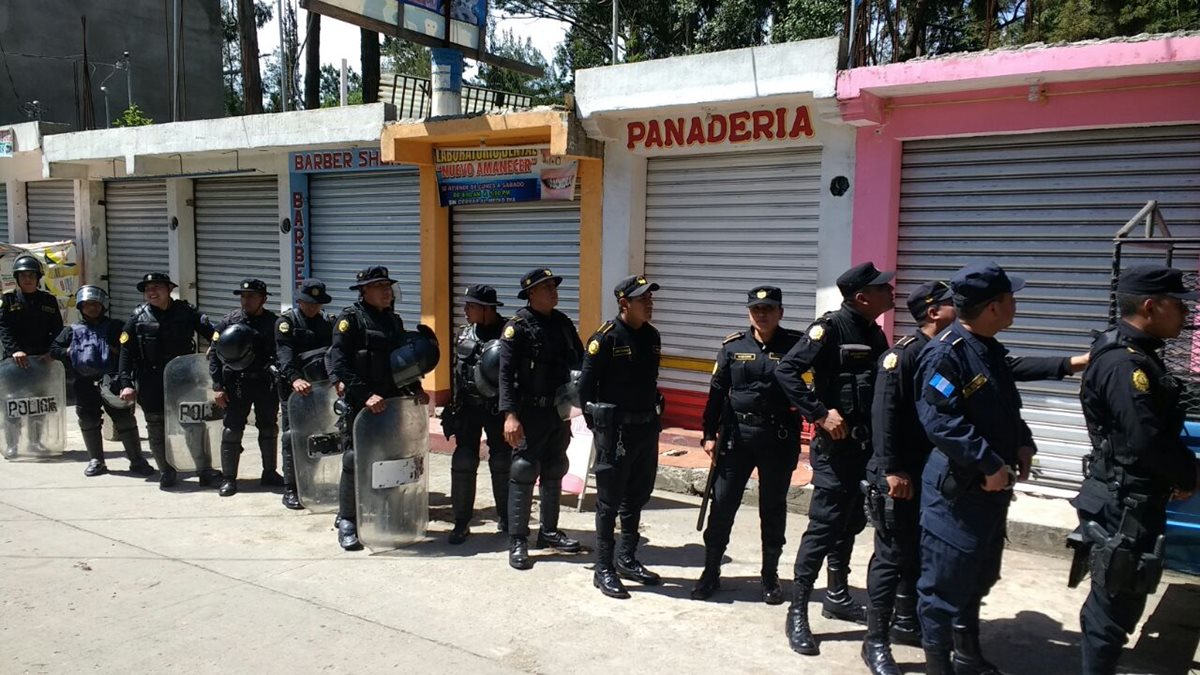 Un contingente de la PNC participa en el operativo efectuado en 37 locales comerciales de la ciudad de Quetzaltenango. (Foto Prensa Libre: Carlos Ventura)