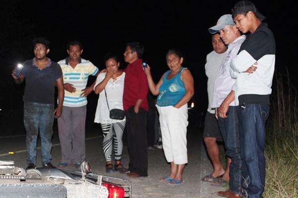 Familiares del joven muerto en accidente de tránsito, llegan al lugar para identificar su cadáver. (Foto Prensa Libre: Rigoberto Escobar)<br _mce_bogus="1"/>