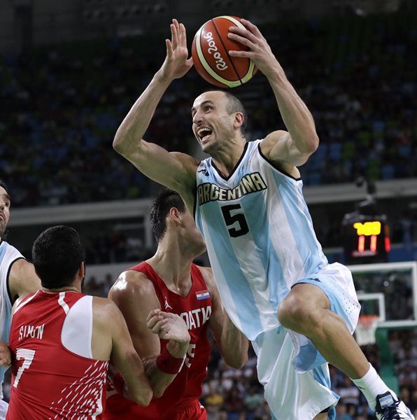 Manu Ginobili (5) esquiva a Krunoslav Simon y Dario Saric, de Croacia, para intentar encestar (Foto Prensa Libre: AP)