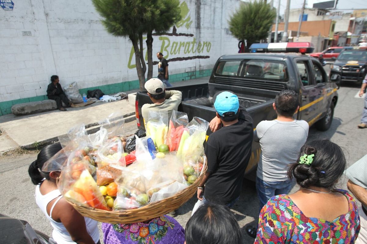 Juana se mantiene todos los días, todo el día, deambulando por las calles del Barrio La Reformita, en la zona 12. (Foto Prensa Libre: Erick Ávila)