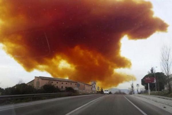 La explosión dejó una nube tóxica en las zonas aledañas. (Foto Prensa Libre: EFE)