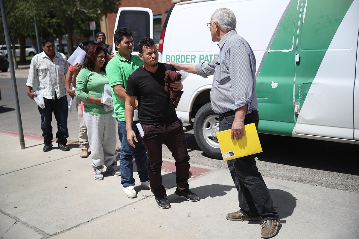 Inmigrantes indocumentados centroamericanos fueron liberados en Texas y quedan pendiente de audiencia de asilo. (Foto Prensa Libre:AFP).