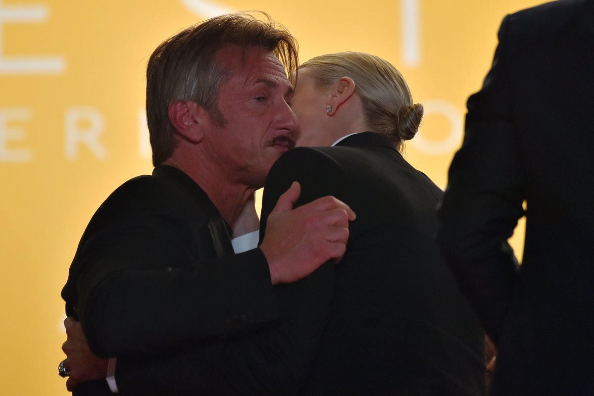 Sean Penn y Charlize Theron apenas si se saludaron en Cannes. (Foto Prensa Libre: AFP)