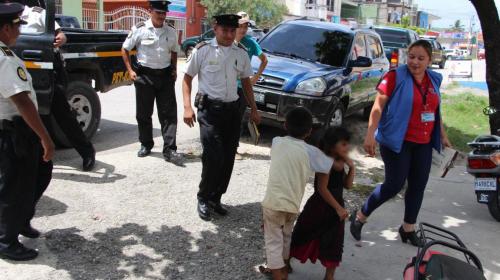 Agentes policiales y personal de la PGN trasladan a tres menores a una casa hogar. (Foto Prensa Libre: PNC)