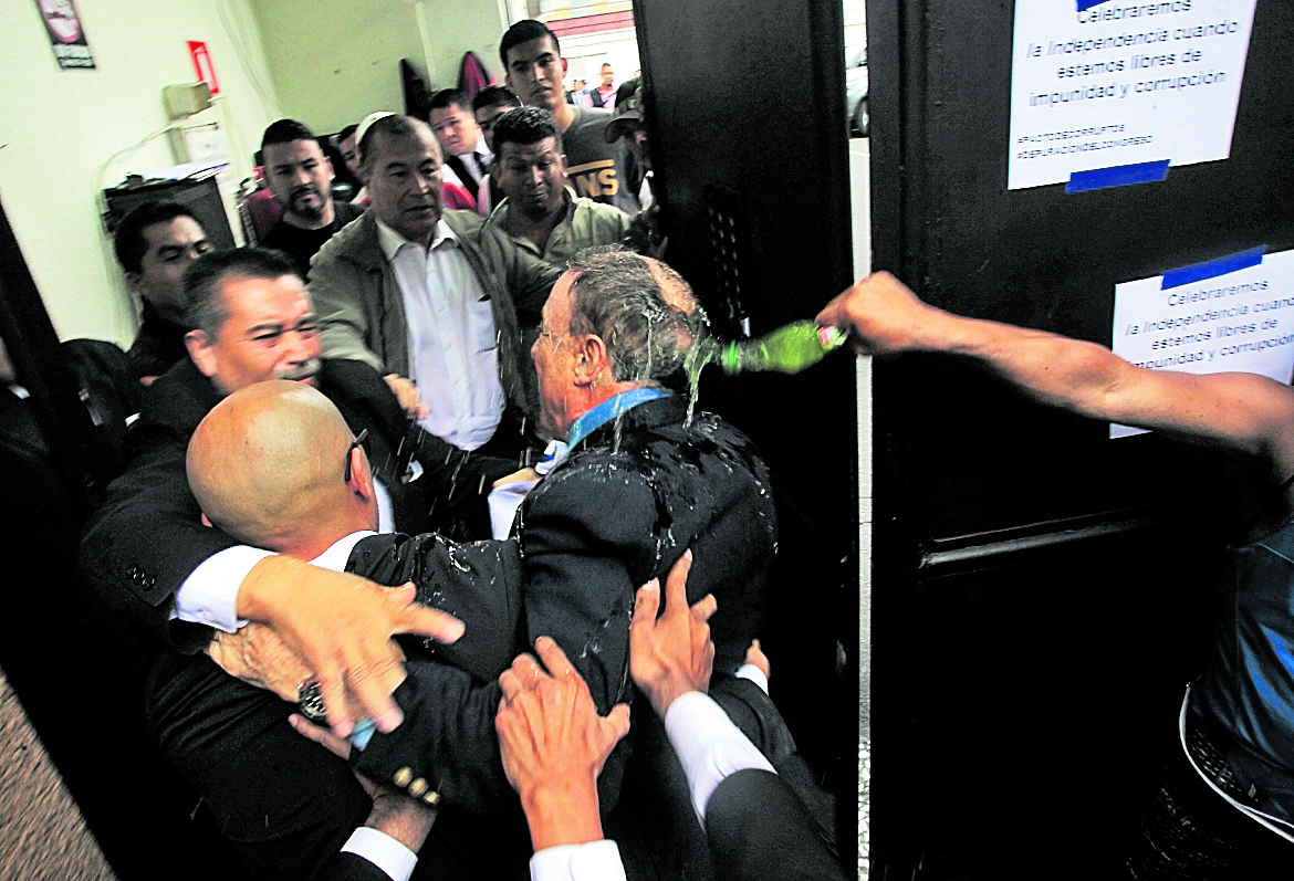 Los diputados pudieron salir del Congreso, luego de permanecer varias horas encerrados en el Palacio Legislativo. (Foto Prensa Libre: Hemeroteca PL)