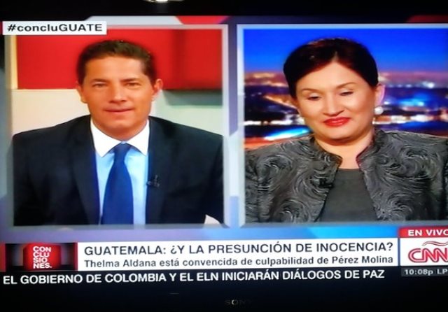 Fernando del Rincón y Thelma Aldana, durante la entrevista. (Foto Prensa Libre: MP)