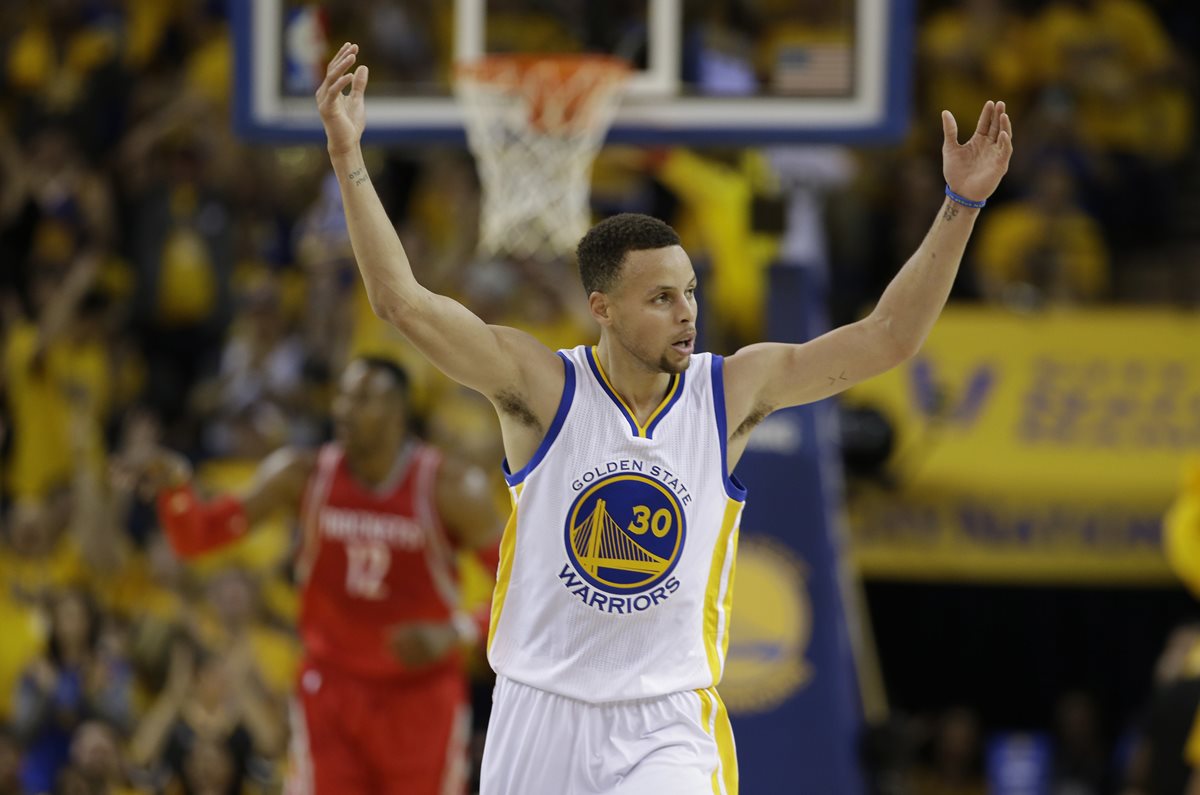 La estrella de los Warriors de Golden State, Stephen Curry, no padece daño estructural en su tobillo derecho. (Foto Prensa Libre: AP)