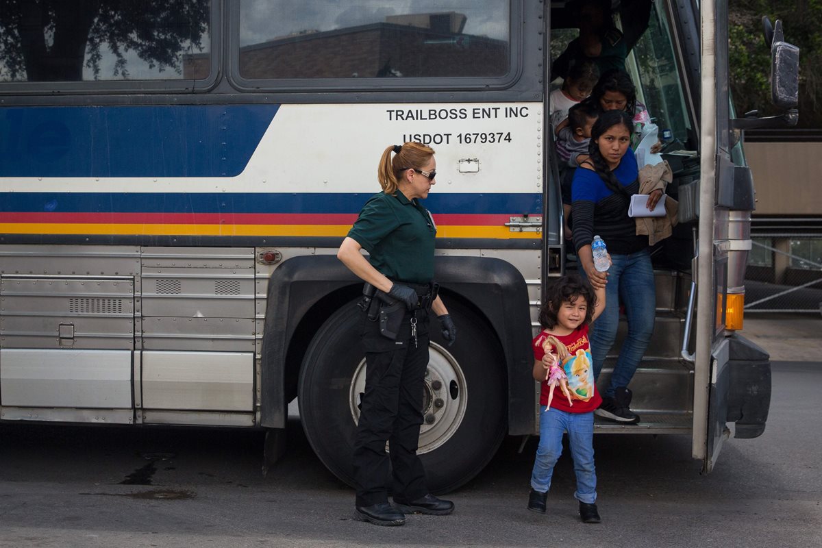 Un grupo de inmigrantes son trasladados a un centro de detención en McAllen, Texas.(AFP)