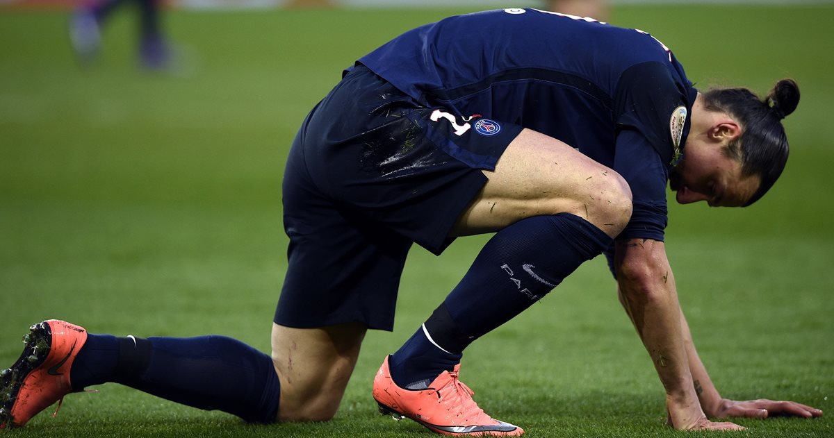 Zlatan Ibrahimovic se lamenta luego de perder la oportunidad de anotar a favor del PSG. (Foto Prensa Libre: AFP)