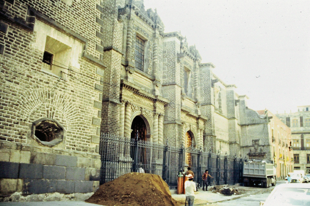 Fachada del templo Santa Teresa la Antigua, de la ciudad de México, en el que se venera al Señor Crucificado de Ixmiquilpan. (Foto Prensa Libre:  ELSA HERNÁNDEZ PONS)