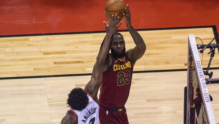 LeBron James fue pieza clave para los Cleveland Cavaliers. (Foto Prensa Libre: EFE)