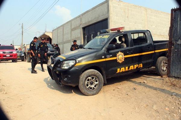 Agentes participan en el allanamiento efectuado en la colonia Bonilla, cabecera de Jalapa. (Foto Prensa Libre: Hugo Oliva) <br _mce_bogus="1"/>