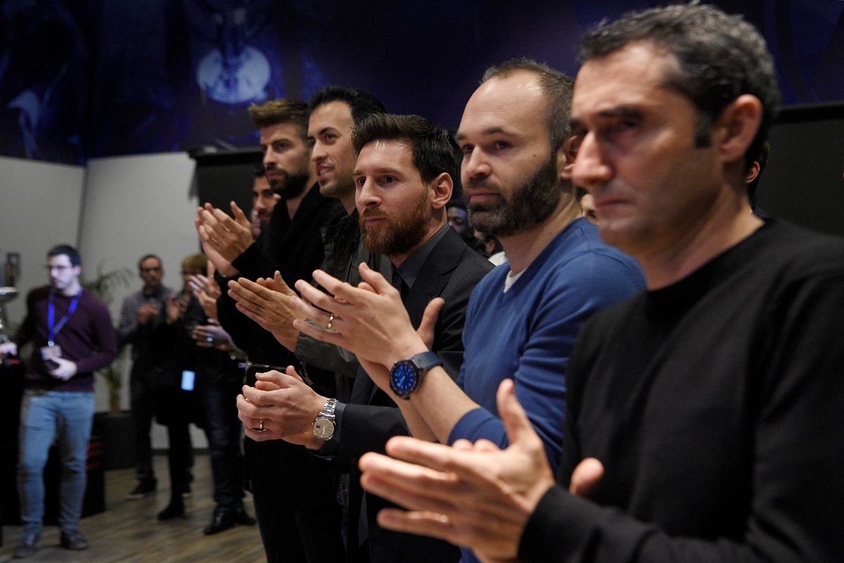 El técnico Ernesto Valverde del Barcelona y los Andres Iniesta, Lionel Messi, Sergio Busquets y Gerard Pique, le aplauden a Mascherano después después del discurso de despedida. (Foto Prensa Libre: AFP)