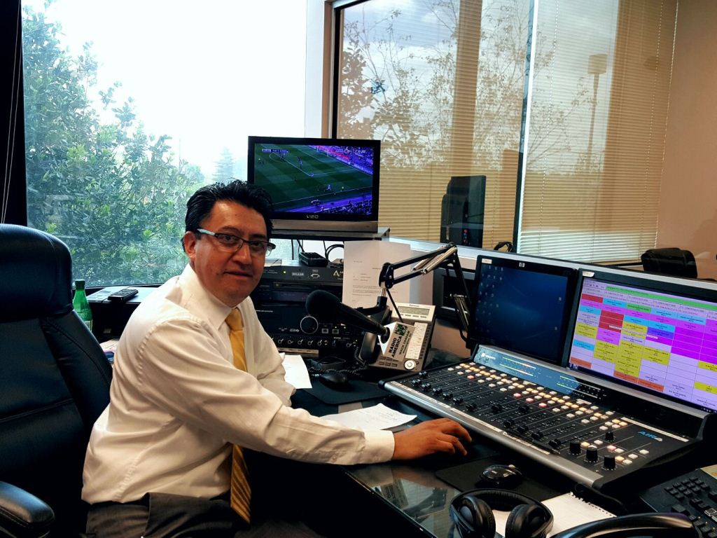 Mynor Geovani Domínguez produce el programa radial Guate primaveral, que se transmite en Radio América, en Maryland. (Foto Prensa Libre: Cortesía).