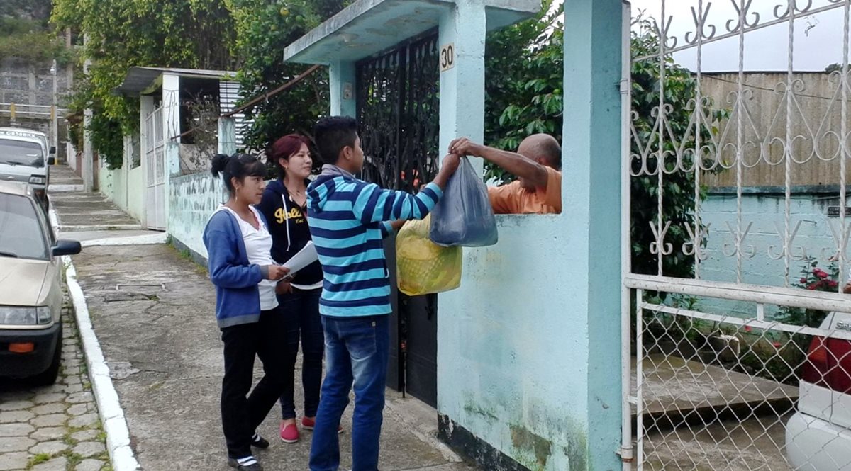 Un vecino de Chichicastenango, Quiché, entrega aporte para damnificados en el alud de El Cambray 2. (Foto Prensa Libre: Óscar Figueroa)