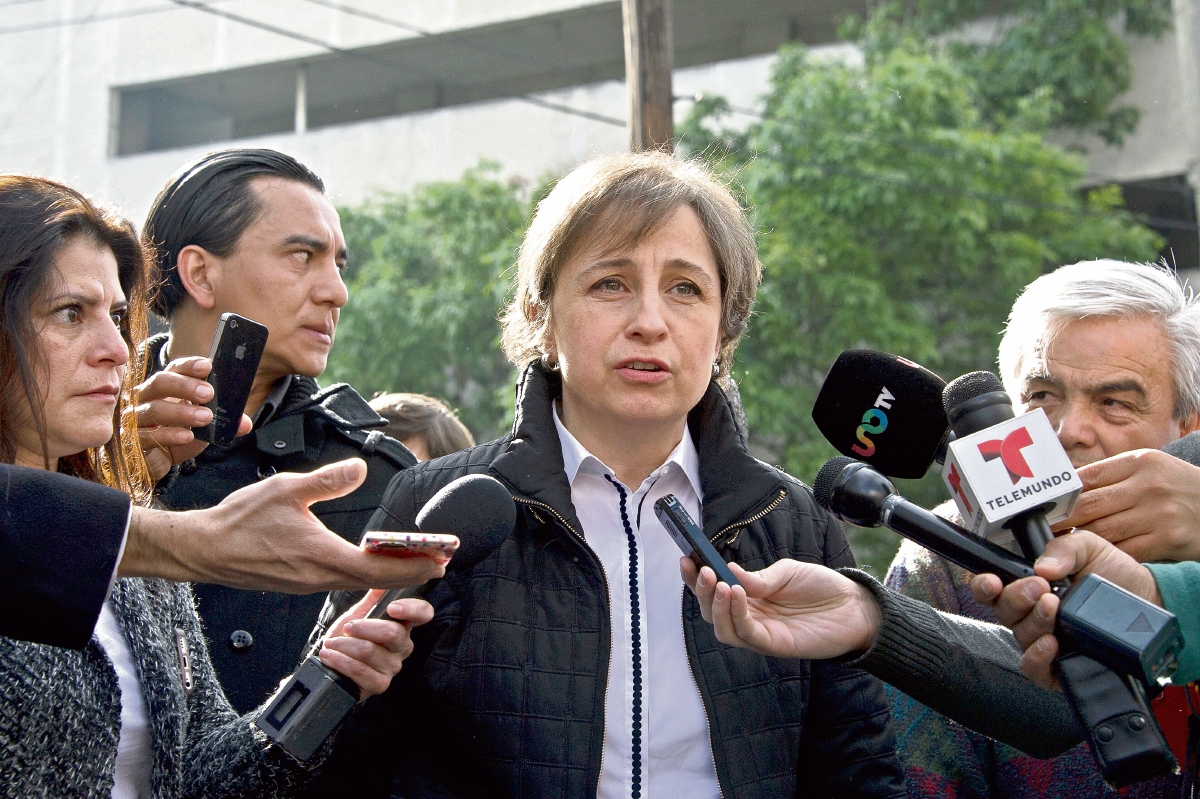 Carmen Aristeguihabla con la prensa después de ser despedida por MVS Radio. (Foto Prensa Libre:AFP