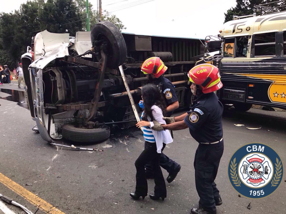 El accidente de tránsito entre dos buses extraurbanos en carretera a El salvador dejó a cuatro personas heridas. (Foto Prensa Libre: CBM)