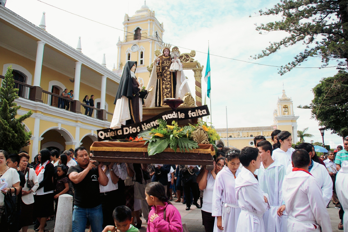 Procesión de la Virgen del Carmen recorre una de las calles de la ciudad de Huehuetenango. (Foto Prensa Libre: Mike Castillo)