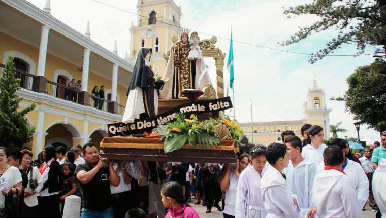 Procesión de la Virgen del Carmen recorre una de las calles de la ciudad de Huehuetenango. (Foto Prensa Libre: Mike Castillo)