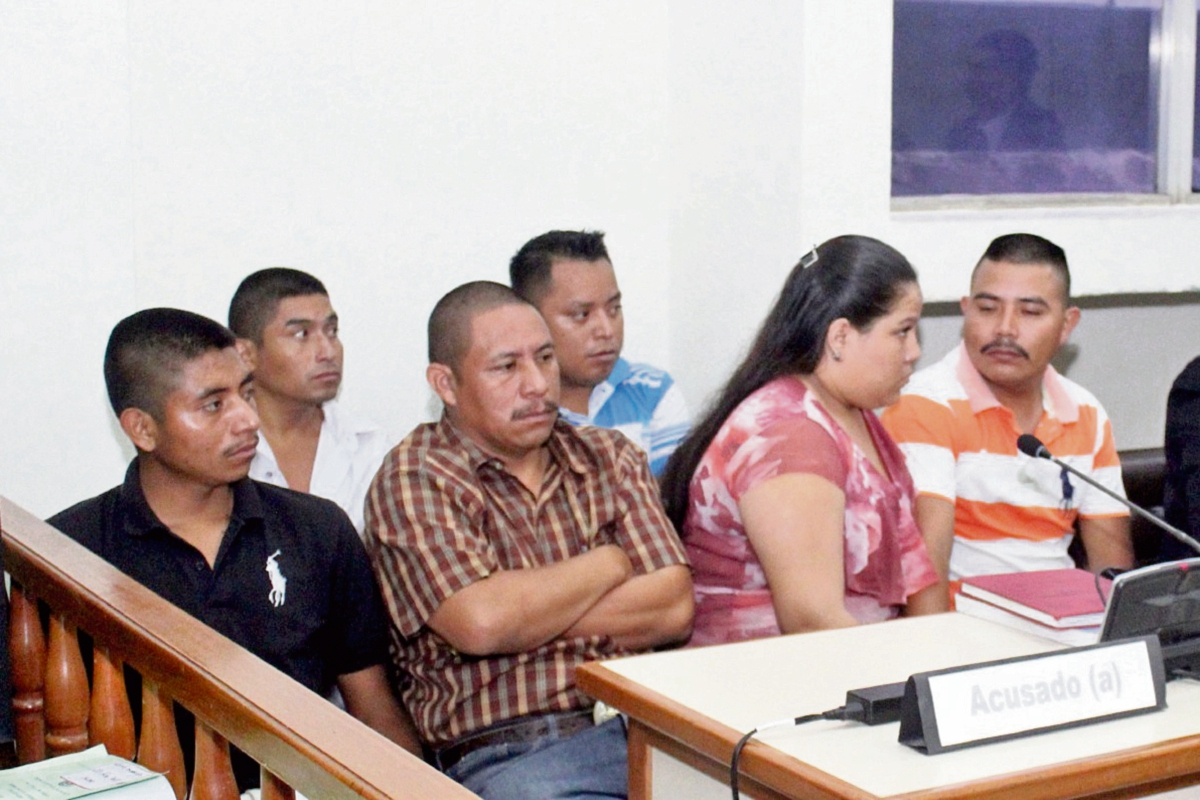 Los seis procesados, en el desarrollo del juicio en su contra por masacre ocurrida en aldea Aguamecate, San Pedro Pinula, Jalapa. (Foto Prensa Libre: Hugo Oliva)