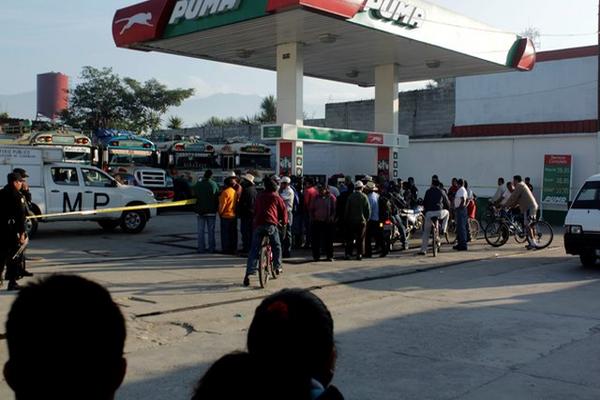 Curiosos observan el área donde murió el ayudante del bus de Transportes Cubulera, Salamá. (Foto Prensa Libre: Carlos Grave)
