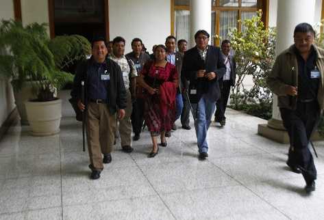 juana del Carmen Tacam, presidenta  de  48 cantones en Totonicapán —al centro—, tras la reunión con el presidente, reitera postura de agrupación, rodeada de  autoridades comunales  que la acompañaron.