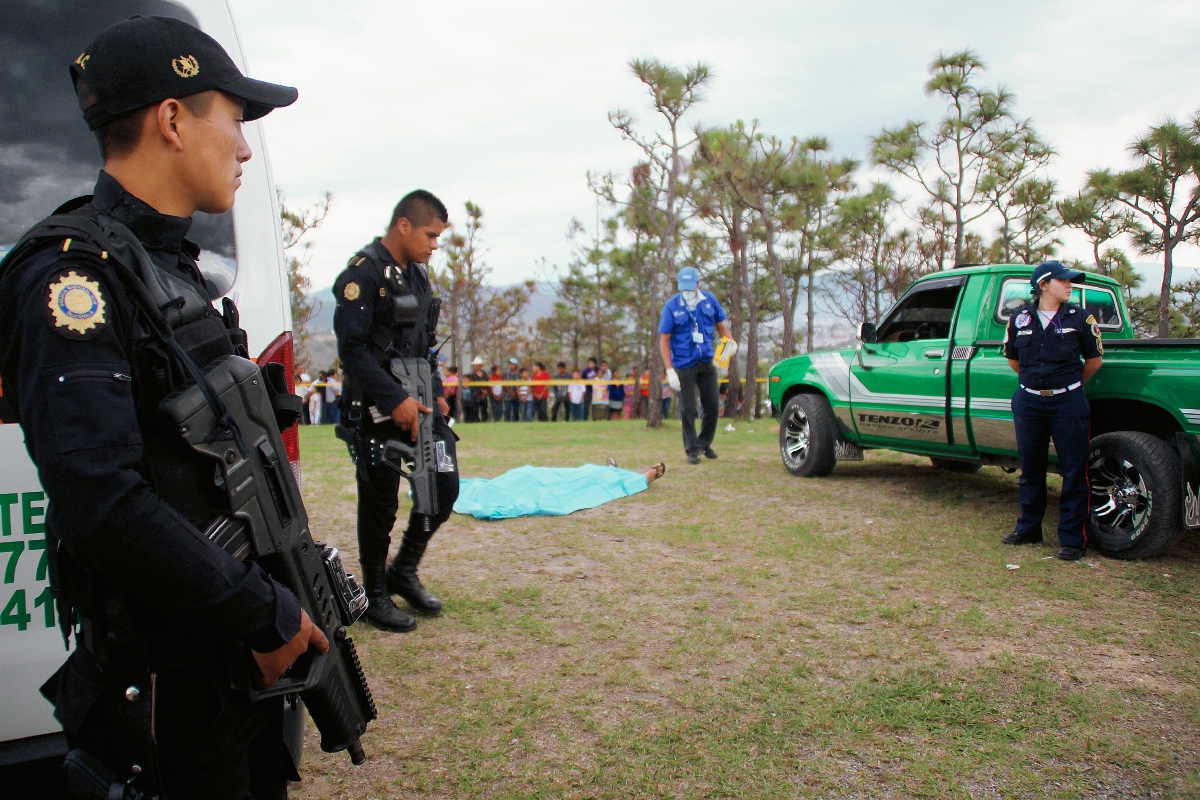 Autoridades resguardan el área donde quedó el cadáver de Juana Francisco Antonio, en la zona 7 de Huehuetenango. (Foto Prensa Libre: Mike Castillo)