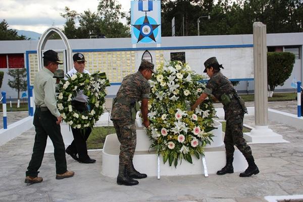 Soldados colocan arreglos florales en honor de cinco militares muertos el 20 de agosto en accidente aéreo en Nentón. (Foto Prensa Libre: Mike Castillo)<br _mce_bogus="1"/>