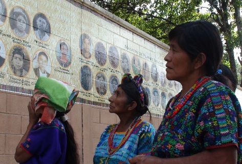 Modesta Iboy Osorio, una de las sobrevivientes de Río Negro,  acudió al cementerio de Rabinal a ver las fotografías. (Carlos Sebastián)