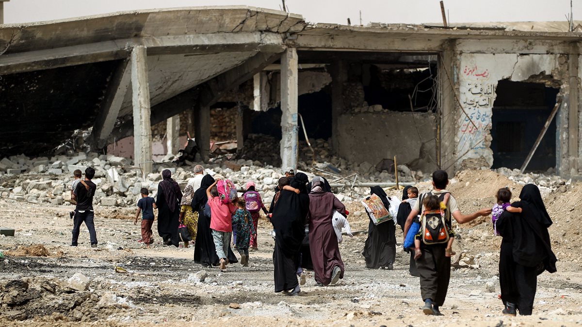 Iraquíes abandonan un barrio de Mosul durante la ofensiva militar. (Foto Prensa Libre:AFP)