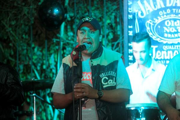 Víctor Álvarez anima las noches para su público (Foto Prensa Libre: Érick Ávila).