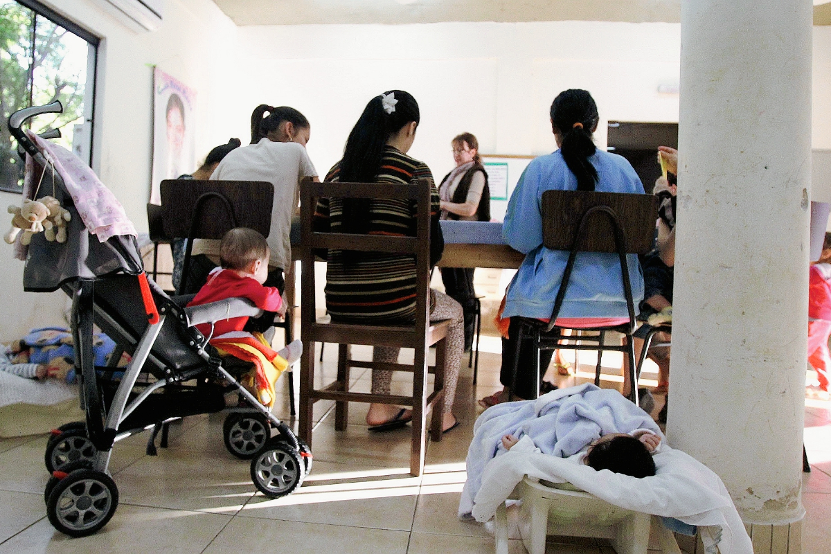 Niñas paraguayas reciben ayuda junto a sus hijos en un albergue especial. (Foto Prensa Libre:EFE).