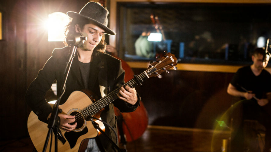 Gabriel Fuentes promociona temas originales. (Foto Prensa Libre: Eduardo Rossell)