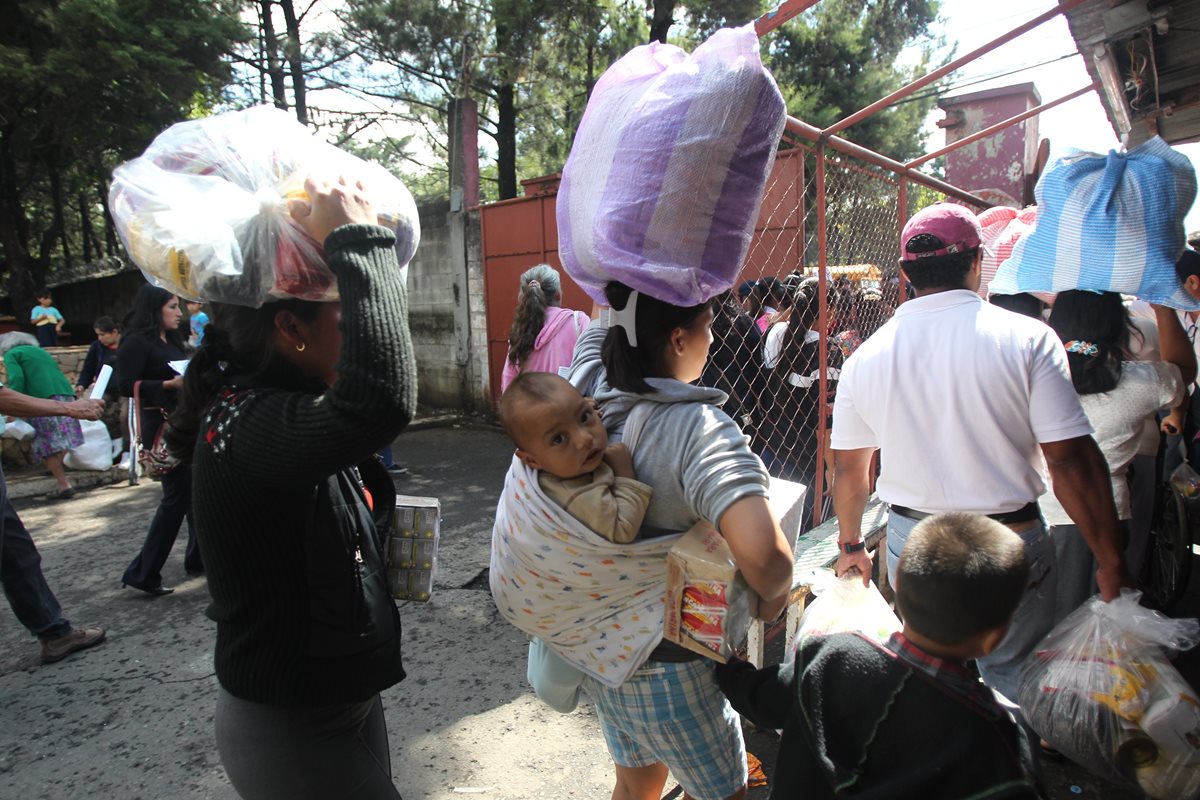 Vecinos de las zonas 12,13 y 14, reciben la Bolsa Segura. (Foto Prensa Libre: Hemeroteca PL)