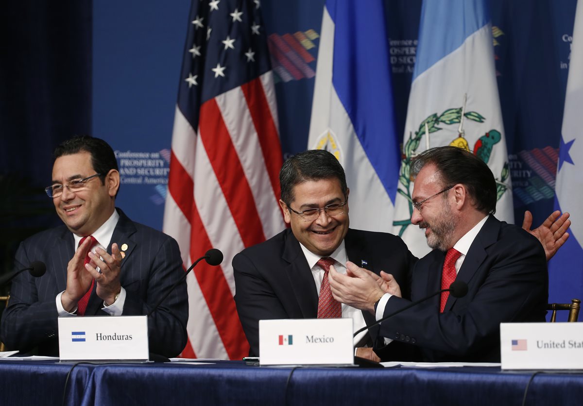 El presidente guatemalteco Jimmy Morales, el presidente hondureño Juan Orlando Hernández y el canciller mexicano Luis Videgaray, durante la Conferencia por la Prosperidad y Seguridad en Centroamérica, el 15 de junio último. (Foto Prensa Libre: Hemeroteca PL)