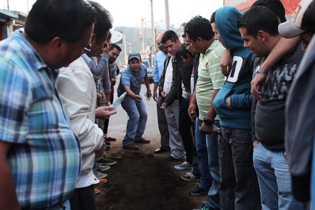 Este Viernes Santo varios vecinos se colocan en la calle de la Catedral, para disfrutar de un buen juego de taba. (Foto Prensa Libre: Aroldo Marroquín)