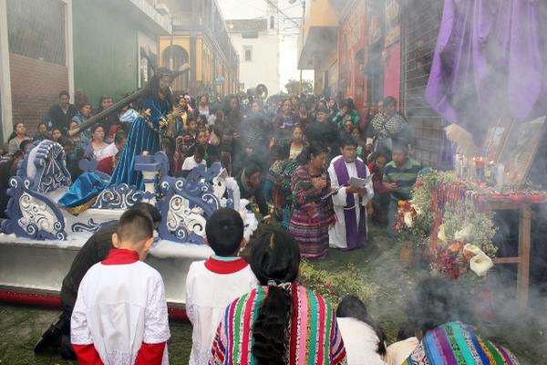 Sacerdotes y devotos católicos de Santa Cruz del Quiché, Quiché, que acompañan procesión de Jesús Nazareno, rezan ante un altar elaborado por vecinos. (Foto Prensa Libre: Óscar Figueroa)<br _mce_bogus="1"/>