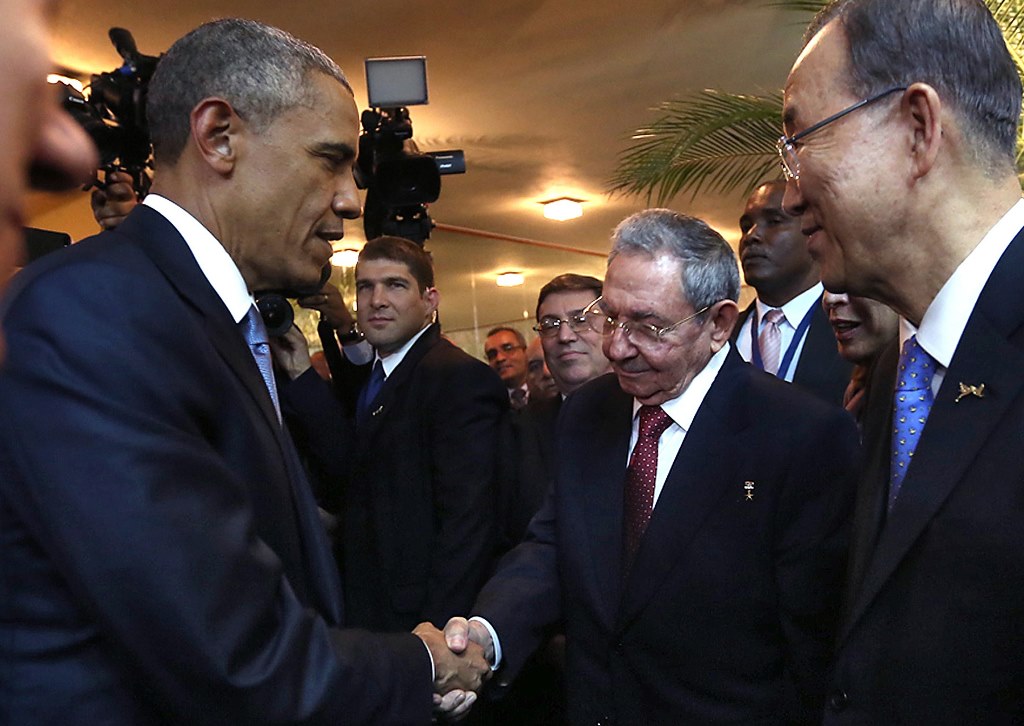Los presidente Barack Obama y Raúl Castro, de Estados Unidos y Cuba, estrechan la mano en la ceremonia de la Cumbre de las Américas. (Foto: AFP)
