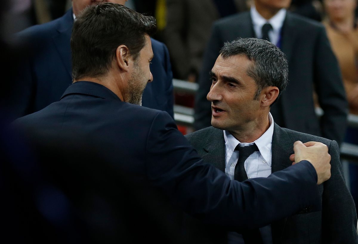 Mauricio Pochettino y Ernesto Valverde se saludan antes del juego de la Champions. (Foto Prensa Libre: AFP).