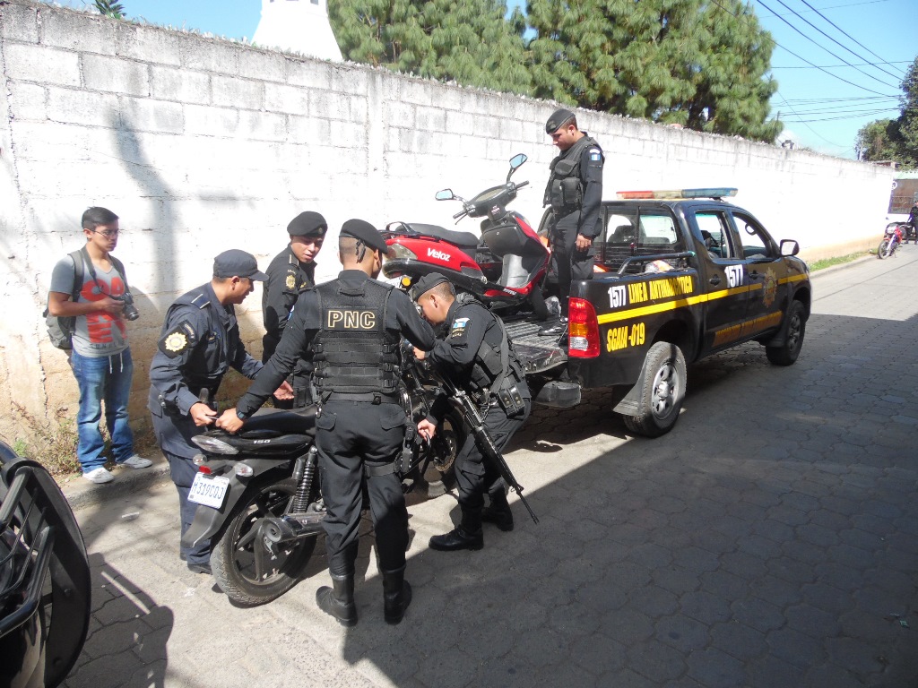 Agentes de la PNC decomisaron dos motocicletas en la vivienda del capturado, en la colonia Las Majadas, Chimaltenango. (Foto Prensa Libre: José Rosales)