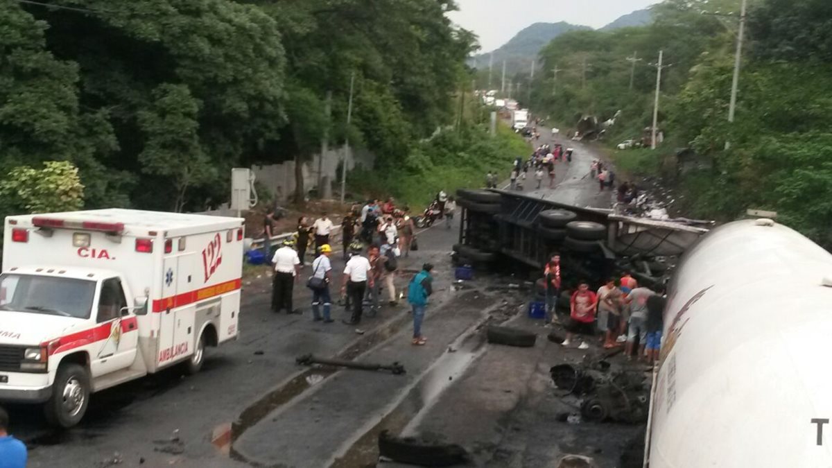 Lugar donde chocaron dos camiones en la ruta antigua de Palín a Escuintla. Foto Prensa Libre: Carlos Paredes.