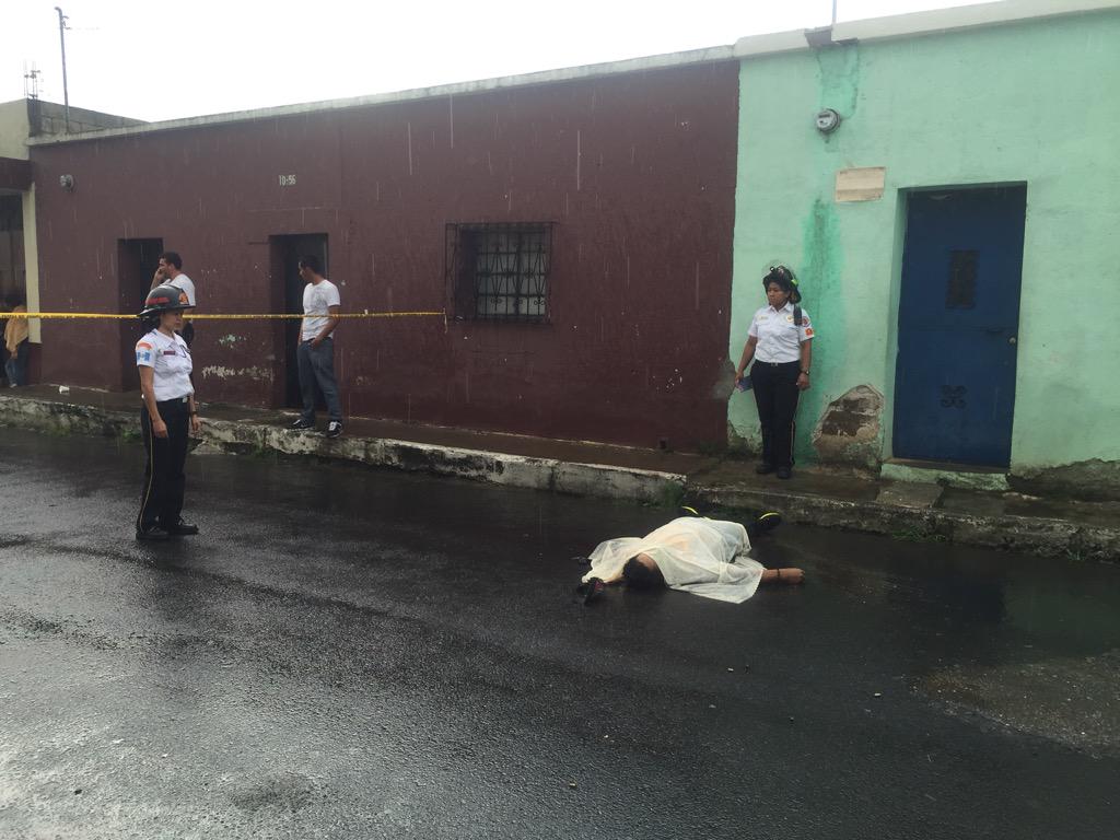 Douglas Porón fue atacado a balazos en la zona 1 de Villa Nueva. (Foto Prensa Libre: CVB)