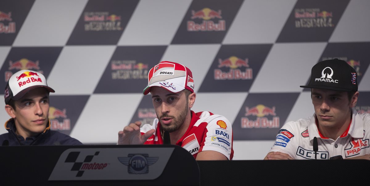 El piloto español Marc Márquez (izquierda ), junto a Andrea Dovizioso (al centro) y Scott Redding durante la rueda de prensa oficial ofrecida esta tarde en el circuito de Jerez. (Foto Prensa Libre: EFE)